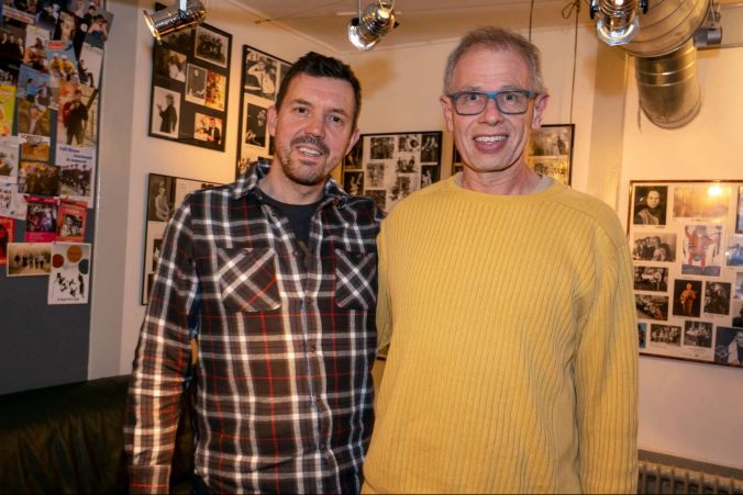 Singer-Songwriter Gus MacGregor und Markus Borer, Präsident der Kulturgenossenschaft Alti Moschti