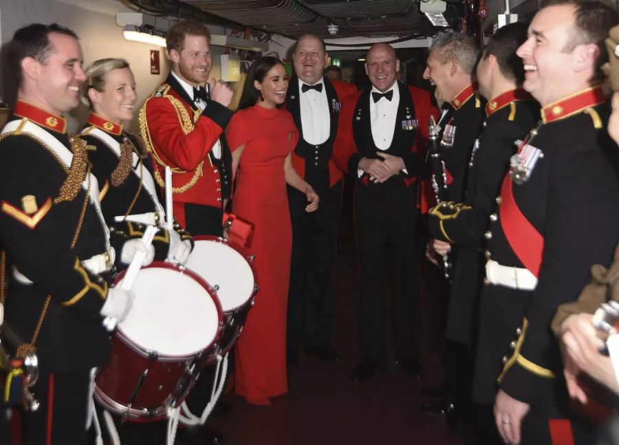 Meghan Markle und Prinz Harry wirkten bei dem Auftritt am Samstagabend sichtlich gelöst.