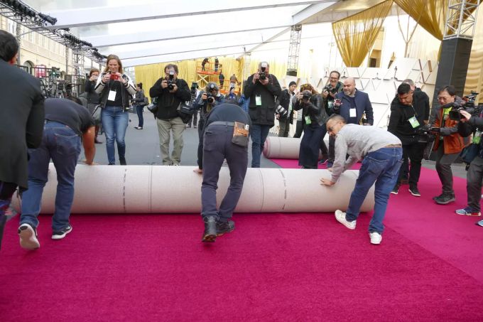 Der Teppich der Academy Awards wird ausgerollt. Wie jedes Jahr wird das Ereignis von dutzende Fotografen begleitet. Academy Awards