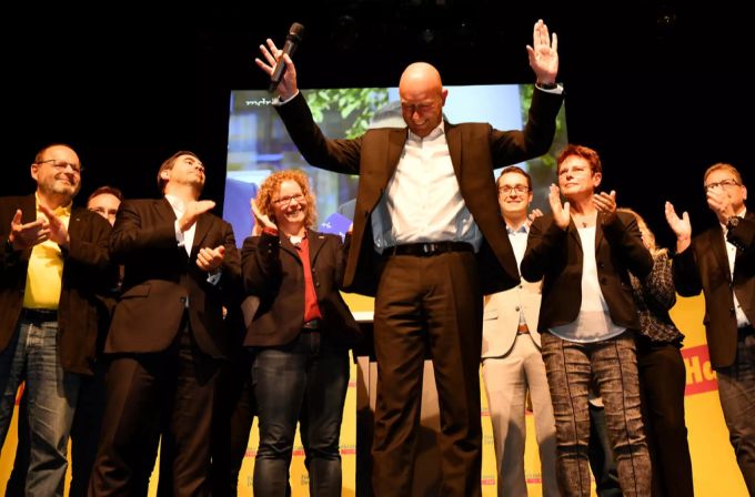 Thomas Kemmerich lässt sich nach der Wahl feiern. Thomas Kemmerich