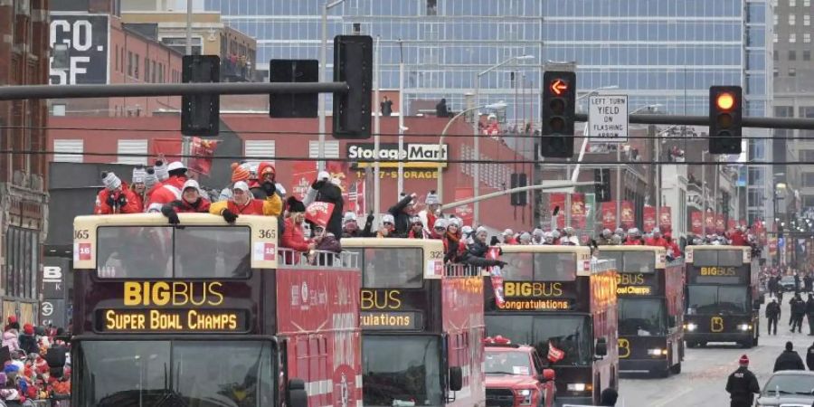 Kansas City hat seine Super-Bowl-Helden mit einer grossen Party geehrt. Foto: Reed Hoffmann/FR48783 AP/dpa