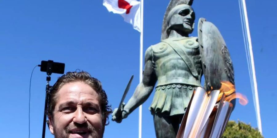 US-Schauspieler Gerard Butler in Sparta mit der olympischen Fackel. Foto: Aristidis Vafeiadakis/ZUMA Wire/dpa