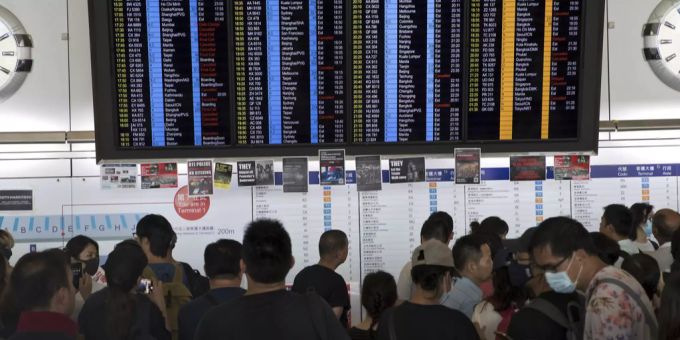 Reisende am Hongkong International Airport. saipan