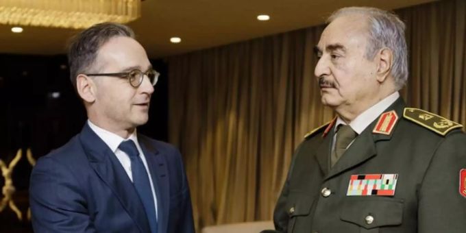 General Chalifa Haftar (r.), ein Hauptakteur im libyschen Bürgerkrieg, begrüsst Bundesaussenminister Heiko Maas in seinem Hauptquartier. Foto: Xander Heinl/photothek.net/dpa Chalifa Haftar