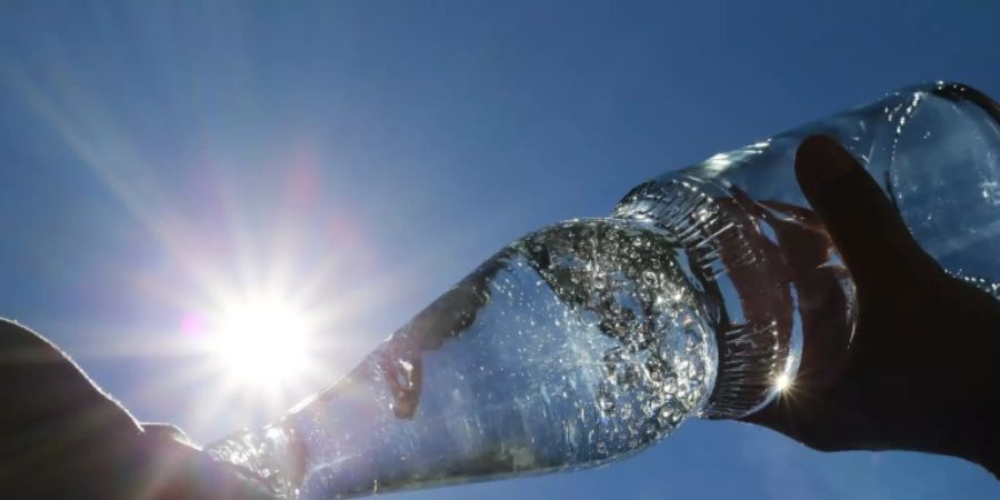 Eine Frau trinkt Mineralwasser