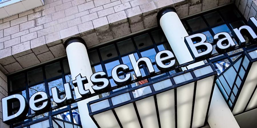 Die Deutsche Bank und zahlreiche Grossbanken in anderen Ländern legen ihre Pläne zum Abbau zehntausender Jobs wegen der Corona-Krise auf Eis. Man wolle den Mitarbeitern in einer solch schwierigen Phase mehr Sicherheit geben, erklärte Deutschlands grösstes Geldhaus.