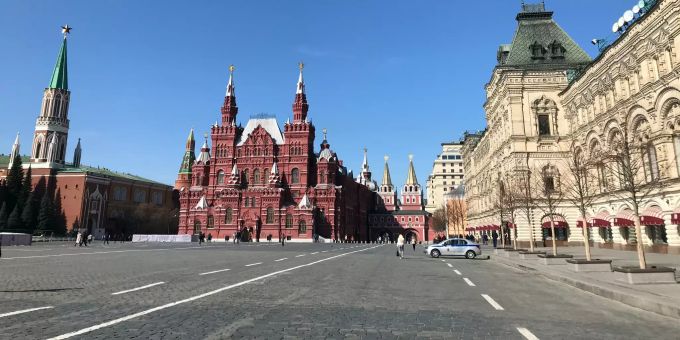 Menschenleer ist der Rote Platz in Moskau mit dem Historischen Museum im Hintergrund. Coronavirus - Moskau