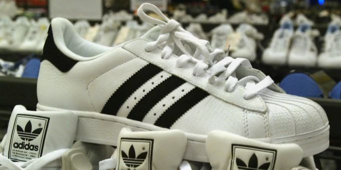 Adidas verzichtet wegen der Corona-Krise vorerst auf ihre Mietzahlungen. Adidas