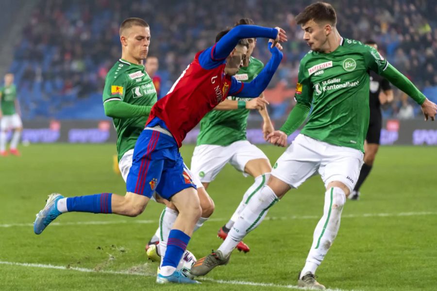 Der 20-Jährige im Duell mit FCB-Flügel Eden Zhegrova.