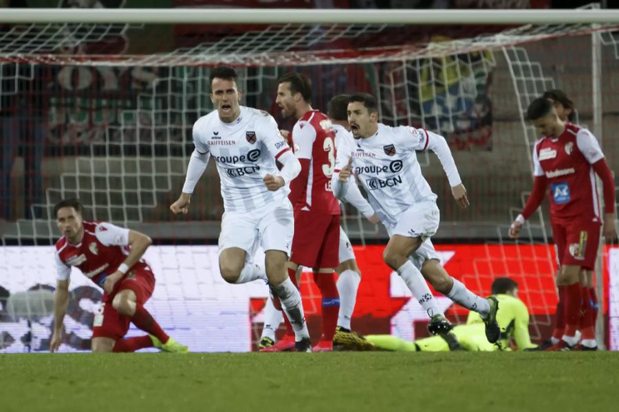 Spieler von Xamax jubeln beim Spiel gegen Sion.