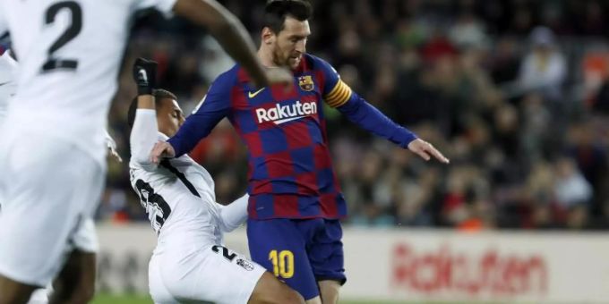 Barcas Torschütze Lionel Messi (r) im Dribbling gegen Granadas Darwin Machis. Foto: Joan Monfort/AP/dpa Barcas Torschütze Lionel Messi (r) im Dribbling gegen Granadas Darwin Machis. Foto: Joan Monfort/AP/dpa