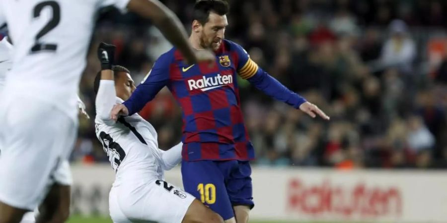 Barcas Torschütze Lionel Messi (r) im Dribbling gegen Granadas Darwin Machis. Foto: Joan Monfort/AP/dpa
