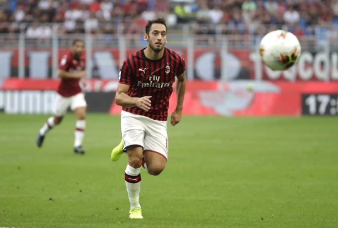 Hakan Calhanoglu profitiert beim AC Mailand von den Ratschlägen von Zlatan Ibrahimovic. Hakan Calhanoglu