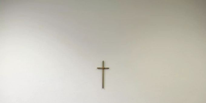 Kreuz an einer Wand. (Symbolbild) Kreuz