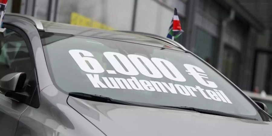 Geschlossene Autohäuser haben zu einer Pause in der Rabattschlacht für Neuwagen geführt. Foto: Jan Woitas/dpa-Zentralbild/dpa