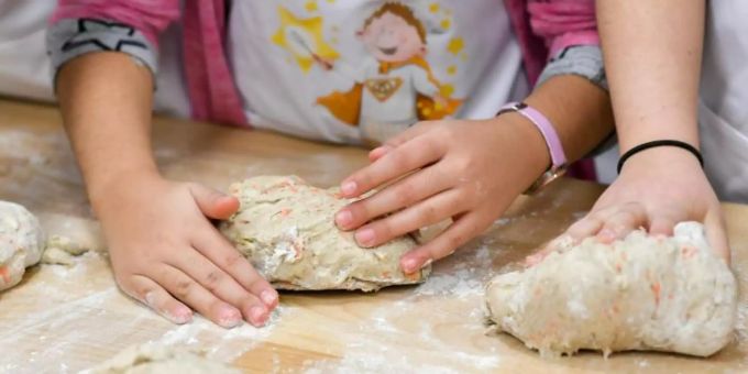 Auf einmal kaufen alle Hefe und backen ihr eigenes Brot. backen