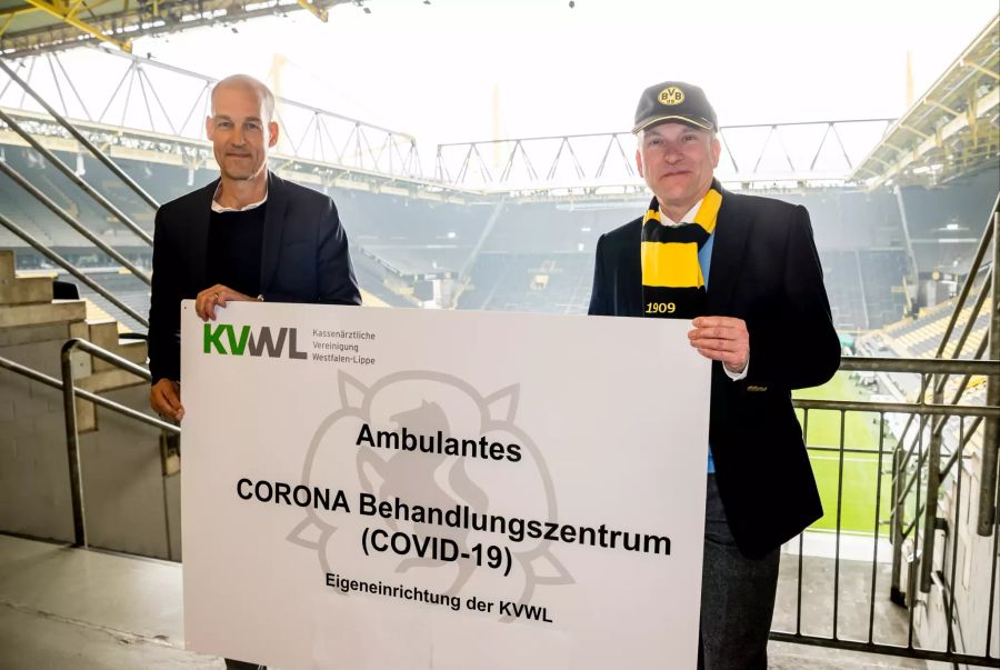 Carsten Cramer (l.), Geschäftsführer von Borussia Dortmund und Dr. Dirk Spelmeyer, 1. Vorsitzender der KVWL, stellen das Corona-Behandlungszentrum des Signal Iduna Park vor.