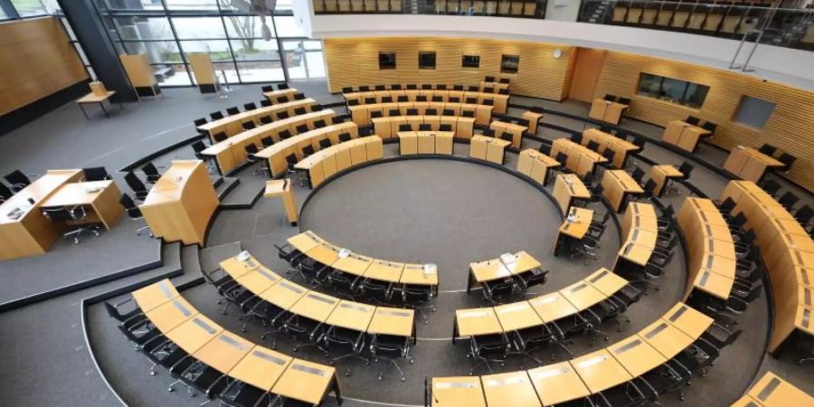 Eine Mehrheit der Thüringer ist nach der umstrittenen Ministerpräsidentenwahl einer Umfrage zufolge für eine Auflösung des Landtags. Foto: Bodo Schackow/dpa-Zentralbild/dpa