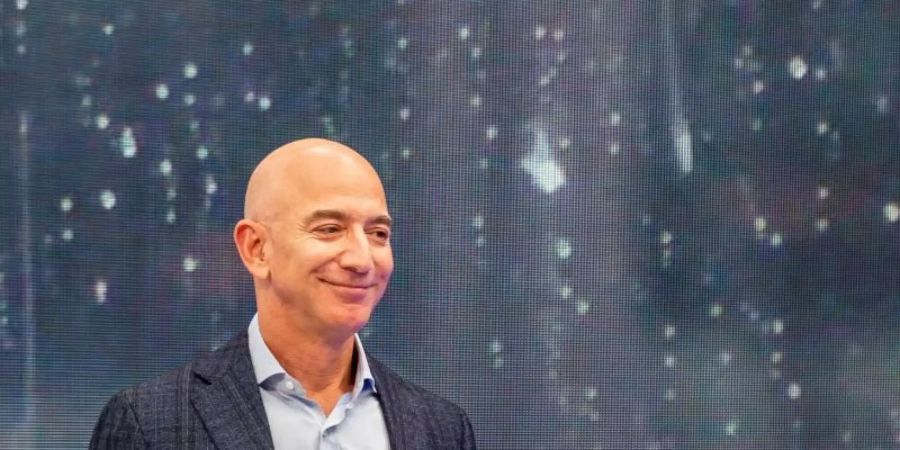 Jeff Bezos, Chef von Amazon hat gegen seinen Rivalen Microsoft in einem erbitterten Streit um die Auftragsvergabe des Pentagon einen Teilerfolg verbucht. Foto: Andrej Sokolow/dpa