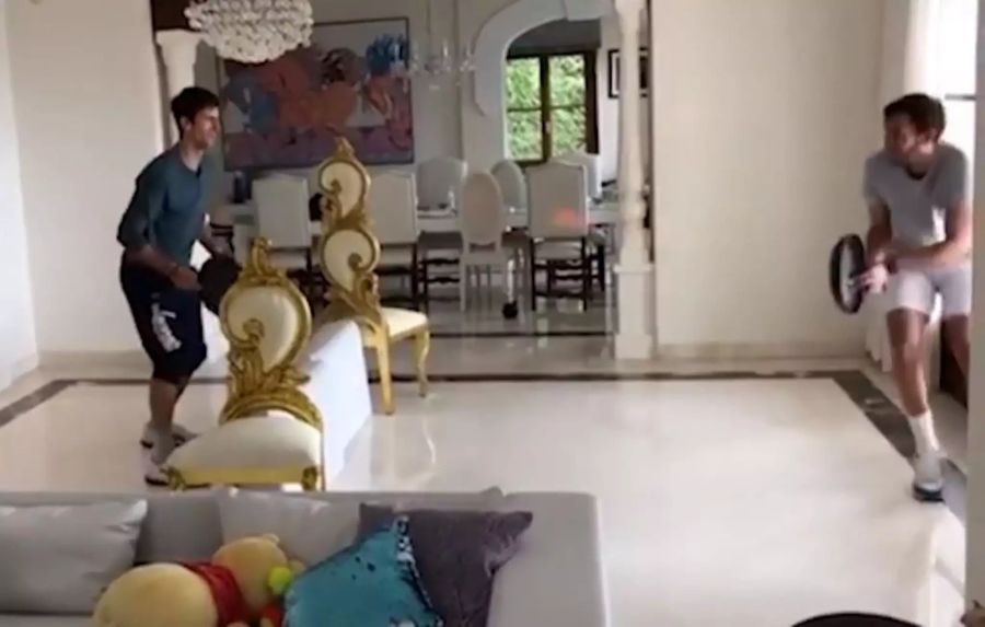 Novak Djokovic (l.) konnte zuletzt auch nicht auf das Tennis verzichten und spielte mit Bratpfannen in seinem Wohnzimmer.