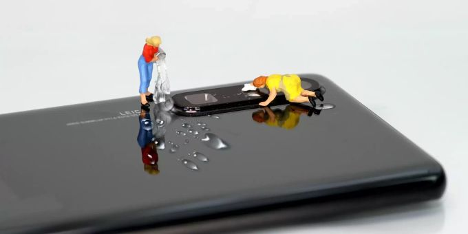 Wie reinigt man das Smartphone? Die Frau in Rot macht es Falsch – richtig macht es die Dame im gelben Kleid. Smartphone reinigen