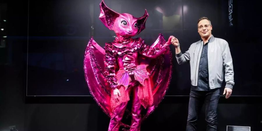 Moderator Matthias Opdenhövel mit der «Fledermaus». Foto: Rolf Vennenbernd/dpa