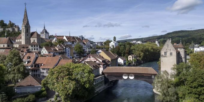Blick auf die Holzbrücke über der Limmat und die Altstadt von Baden. Baden