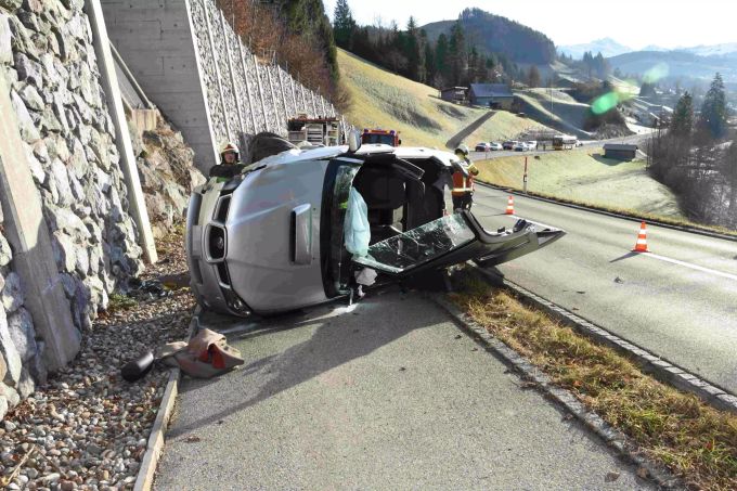 In Brunnadern SG ereignete sich am Dienstag ein Verkehrsunfall. brunnadern unfall