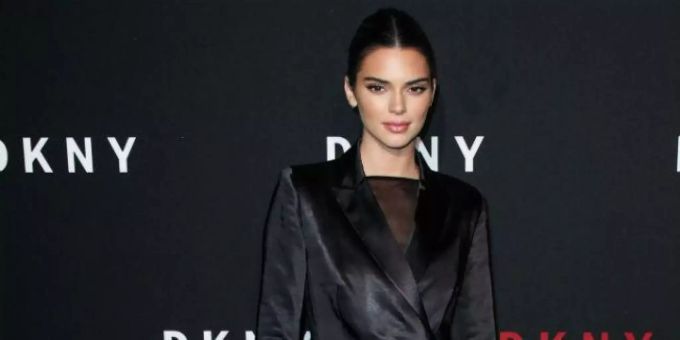 Kendall Jenner findet, dass ein Lächeln sehr wichtig für die Schönheitsroutine ist. Kendall jenner