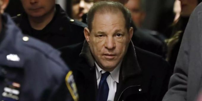 Harvey Weinstein verlässt das Gerichtsgebäude. Foto: Richard Drew/AP/dpa Harvey Weinstein