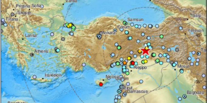 Stärke 6,8 - Schweres Erdbeben erschüttert osttürkische Provinz