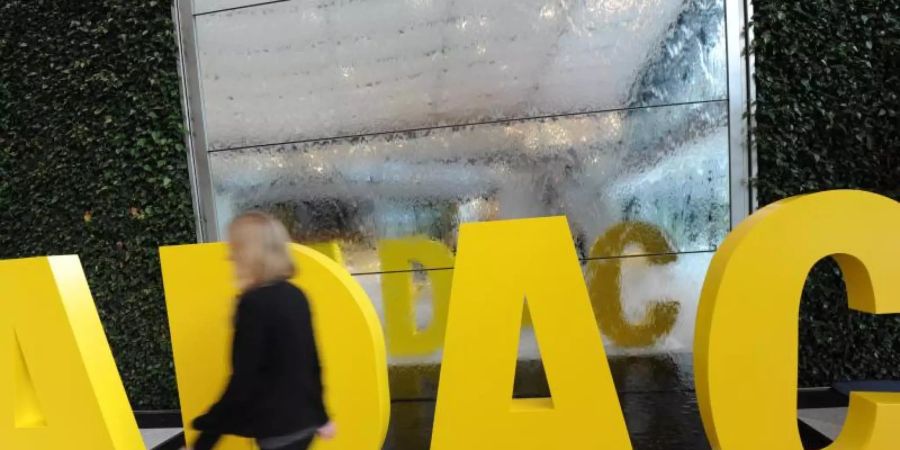 Angesichts der Debatte um mehr Klimaschutz im Verkehr rückt der ADAC von seiner strikten Ablehnung eines Tempolimits auf Autobahnen ab. Foto: picture alliance / Andreas Gebert/dpa