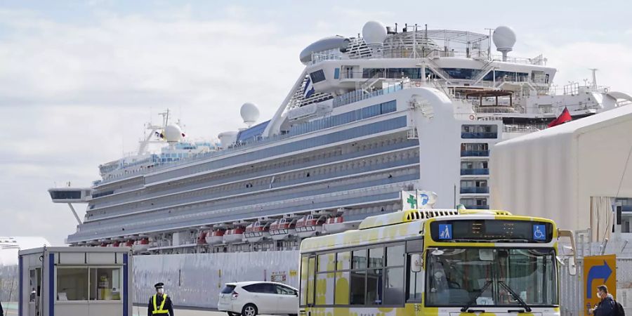 Ein Bus verlässt mit Passagieren der «Diamond Princess» den Hafen von Yokohama südlich von Tokio.