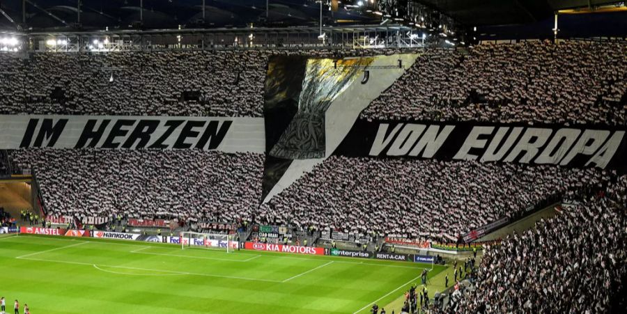 Im letzten Jahr begeisterten die Eintracht-Anhänger in der Europa League gegen Benfica Lissabon mit dieser Choreographie.