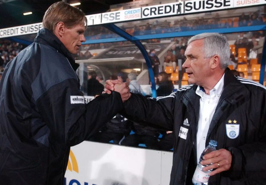 Trainer Longo Schönenberg und sein Vorgänger beim FC Thun Hanspeter Latour beim Shakehands.