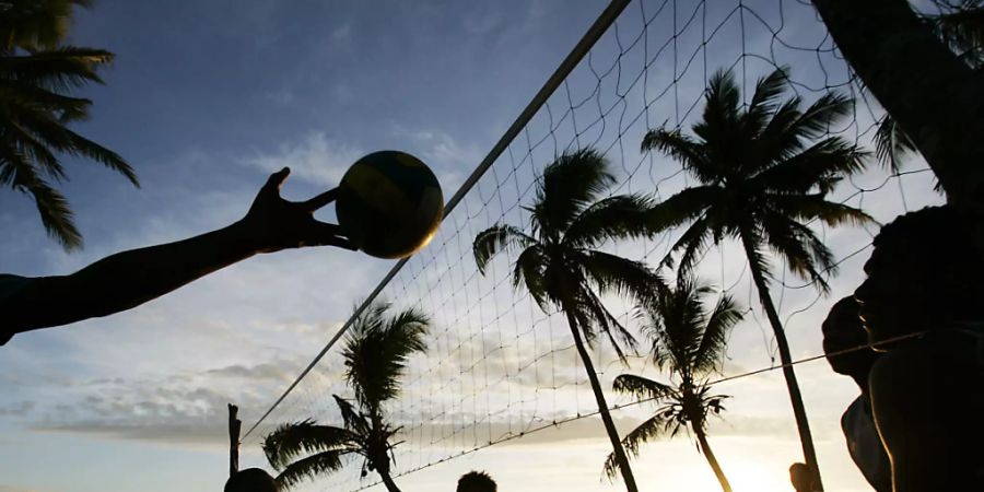 Menschen spielen Volleyball an einem Strand auf dem pazifischen Inselstaat Fidschi in der Region der Hauptstadt Suva. (Archivbild)