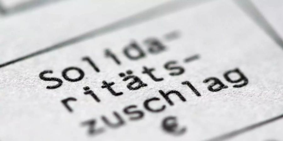 Der Solidaritätszuschlag soll nach den bisherigen Plänen der schwarz-roten Koalition eigentlich Anfang 2021 für rund 90 Prozent der Zahler abgeschafft werden. Foto: Roland Weihrauch/dpa
