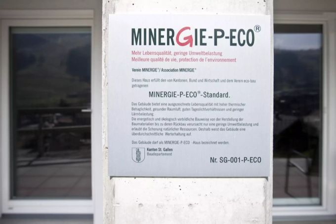 Eine Minergie-P-Tafel zeichnet ein Haus für seine Energieeffizienz aus. Minergie-P
