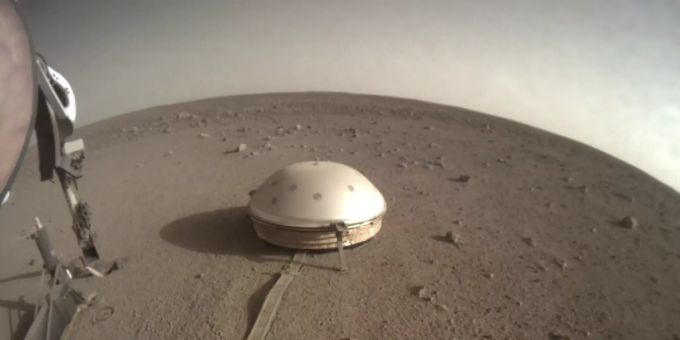 Das Seismometer «SEIS» unter seiner Schutzhaube auf der Oberfläche des Mars. Seit seiner Inbetriebnahme hat es 450 Marsbeben aufgezeichnet. Mars Lava