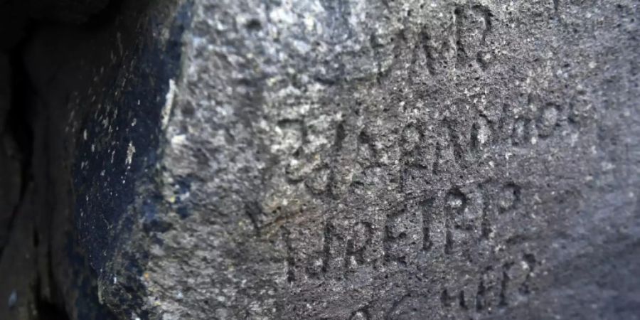 Der Felsen mit der rätselhaften Inschrift in Plougastel-Daoulas