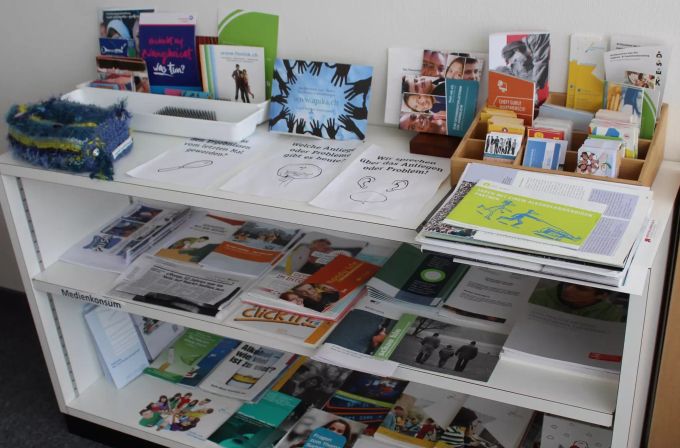 Prospekte und Flyer für die verschiedensten Anliegen. Schulsozialarbiet Dottikon