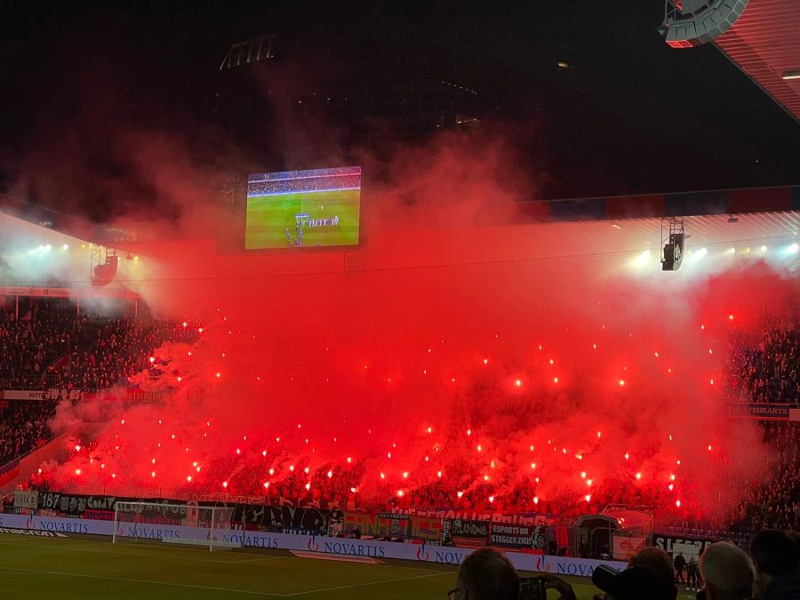 Fans des FC Basel lassen die Muttenzerkurve mit Pyros in Rot erleuchten.