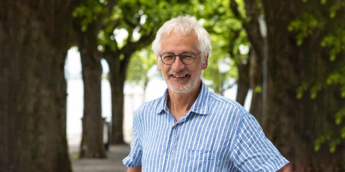 Stefan Hodel ist Fraktionschef für die Alternative-die Grünen/CSP im Stadtparlament Zug Porträtfoto Mann Bäume