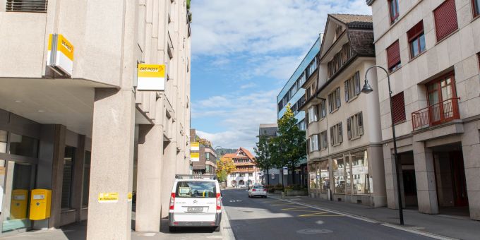 Das Gebäude an der Dorftrasse 17 (rechts) in Baar wird abgerissen. Für die Baustelleninstallation wird die Dorfstrasse benötigt, was zu Behinderungen führt. Ein Gebäude-Abriss führt zu Behinderungen in der Dorfstrasse in Baar