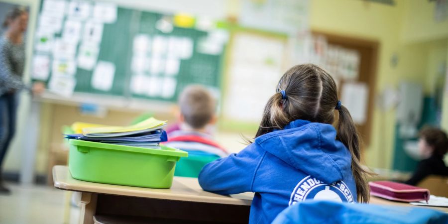 Schule Tafel Mädchen Tische Klasse