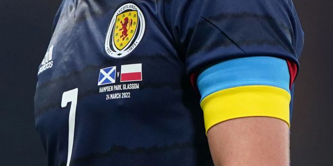 Warschau - Polens Kapitän Lewandowski bei WM mit blau-gelber Binde