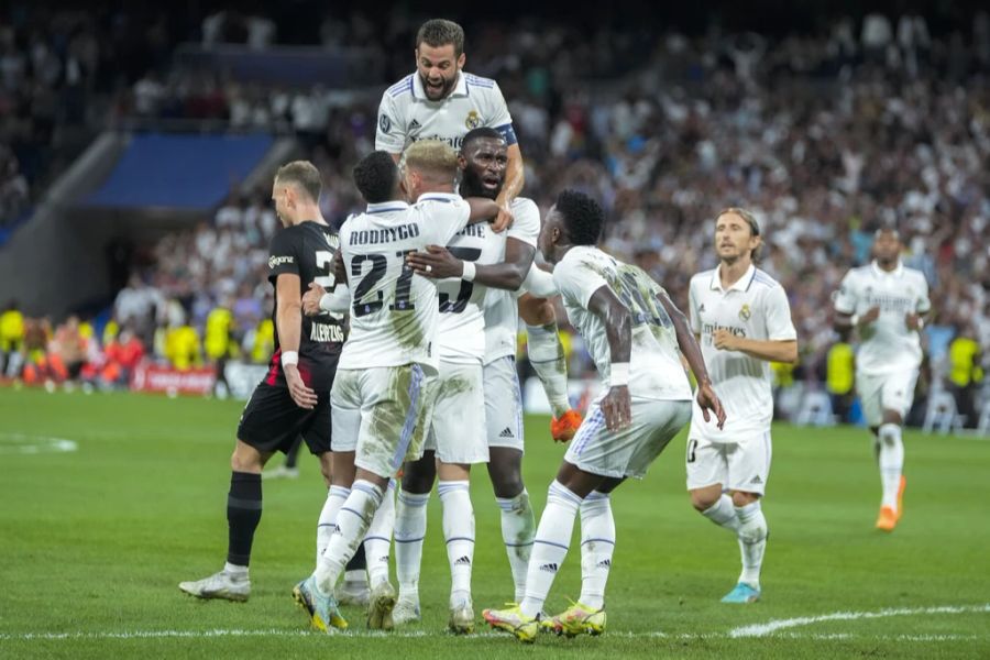 Nun soll das Fussballstadion für ein Show-Match zu einem Tennis-Tempel werden.