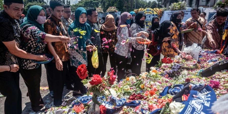 Blumen für die Opfer der Stadionkatastrophe