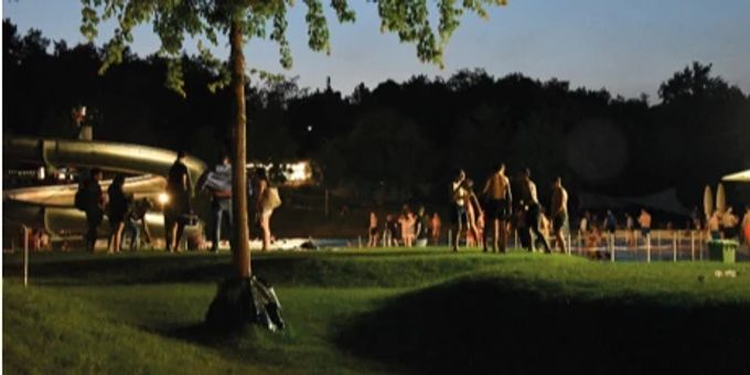 Das Vollmondschwimmen fand grossen Anklang. Besucher im Freibad