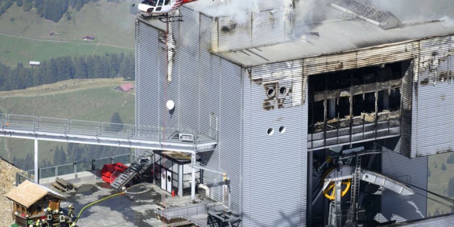 Rund 40 Feuerwehrleute waren an den Löscharbeiten beteiligt. Drei Helikopter von Air Glacier und einer der Rega standen im Einsatz.